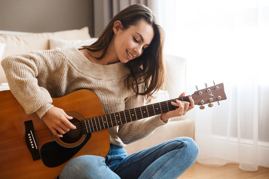 girl playing guitar in guitar lesson in Adelaide